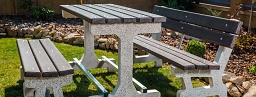 Betonová lavička Seo s betonovou vymývanou nohou a plastovými prkny - PROFIBA s.r.o. | Poptávky, cenové nabídky a veřejné zakázky